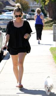 Kaley Cuoco feet photo thumbnail