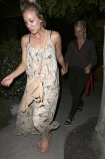 Kaley Cuoco feet photo thumbnail