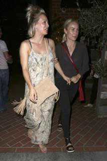 Kaley Cuoco feet photo thumbnail