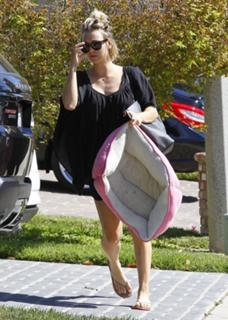Kaley Cuoco feet photo thumbnail