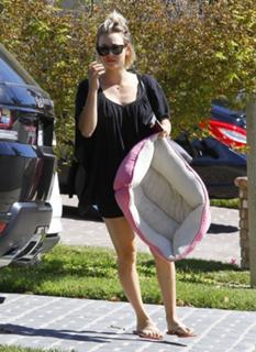 Kaley Cuoco feet photo thumbnail