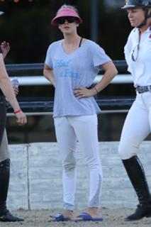 Kaley Cuoco feet photo thumbnail