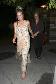 Kaley Cuoco feet photo thumbnail
