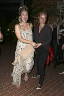 Kaley Cuoco feet photo thumbnail