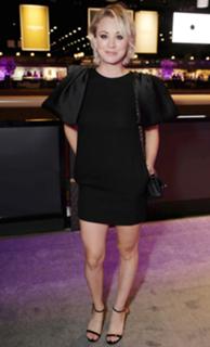 Kaley Cuoco feet photo thumbnail
