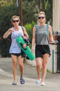 Kaley Cuoco feet photo thumbnail
