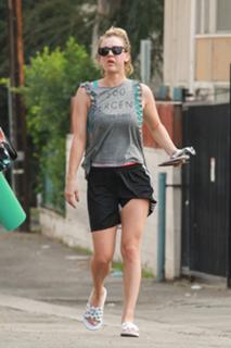 Kaley Cuoco feet photo thumbnail