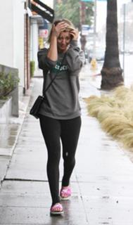 Kaley Cuoco feet photo thumbnail