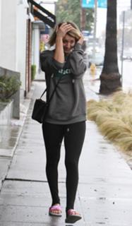 Kaley Cuoco feet photo thumbnail