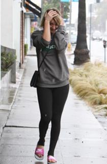 Kaley Cuoco feet photo thumbnail