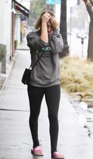 Kaley Cuoco feet photo thumbnail