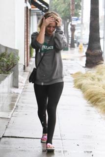 Kaley Cuoco feet photo thumbnail