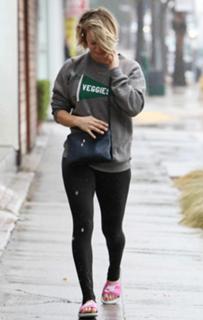 Kaley Cuoco feet photo thumbnail