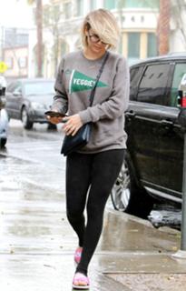 Kaley Cuoco feet photo thumbnail