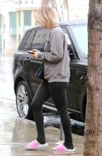 Kaley Cuoco feet photo thumbnail