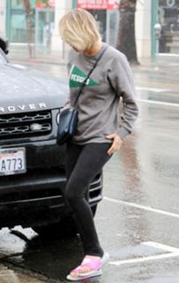 Kaley Cuoco feet photo thumbnail
