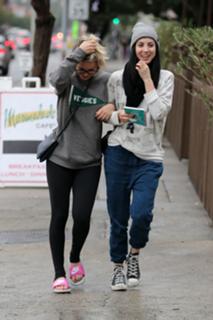 Kaley Cuoco feet photo thumbnail