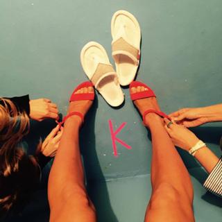Kaley Cuoco feet photo thumbnail