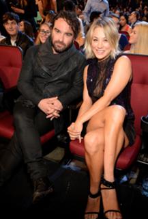 Kaley Cuoco feet photo thumbnail