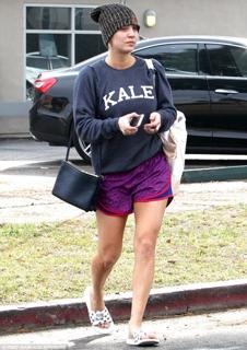 Kaley Cuoco feet photo thumbnail