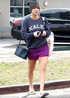 Kaley Cuoco feet photo thumbnail