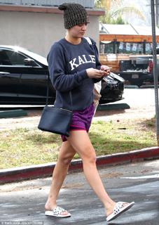 Kaley Cuoco feet photo thumbnail