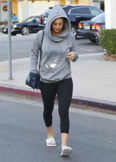 Kaley Cuoco feet photo thumbnail