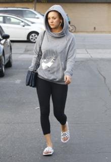 Kaley Cuoco feet photo thumbnail
