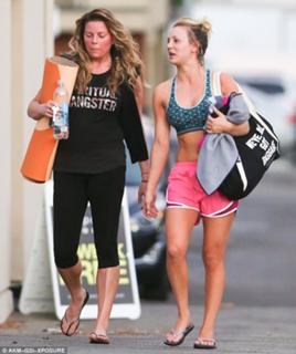 Kaley Cuoco feet photo thumbnail