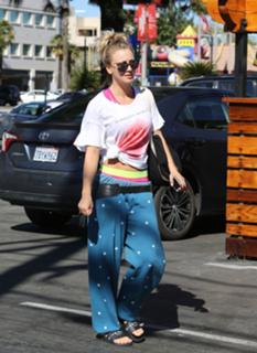 Kaley Cuoco feet photo thumbnail