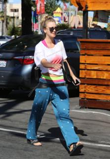 Kaley Cuoco feet photo thumbnail