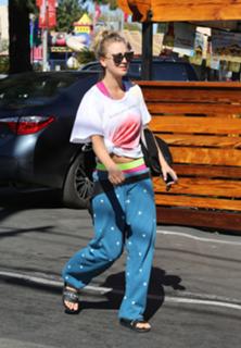 Kaley Cuoco feet photo thumbnail