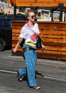 Kaley Cuoco feet photo thumbnail