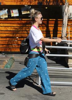 Kaley Cuoco feet photo thumbnail