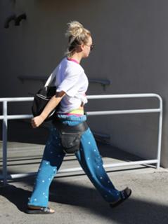 Kaley Cuoco feet photo thumbnail