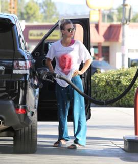 Kaley Cuoco feet photo thumbnail