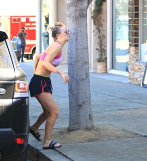 Kaley Cuoco feet photo thumbnail