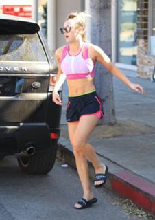 Kaley Cuoco feet photo thumbnail