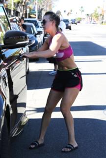 Kaley Cuoco feet photo thumbnail