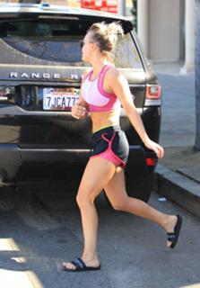 Kaley Cuoco feet photo thumbnail