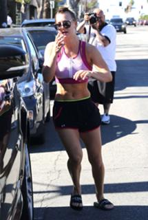 Kaley Cuoco feet photo thumbnail
