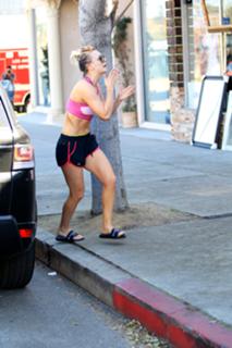 Kaley Cuoco feet photo thumbnail