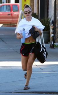 Kaley Cuoco feet photo thumbnail