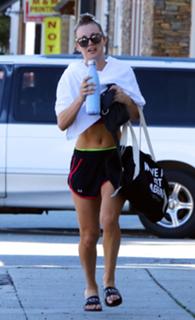 Kaley Cuoco feet photo thumbnail