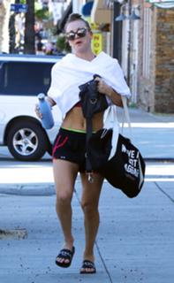 Kaley Cuoco feet photo thumbnail