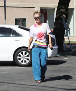 Kaley Cuoco feet photo thumbnail