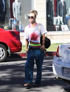 Kaley Cuoco feet photo thumbnail