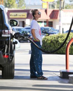Kaley Cuoco feet photo thumbnail