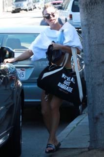 Kaley Cuoco feet photo thumbnail