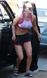Kaley Cuoco feet photo thumbnail